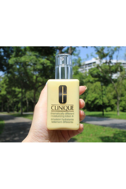 Buy Clinique Dramatically Different Moisturizing Lotion - 125ml in Pakistan